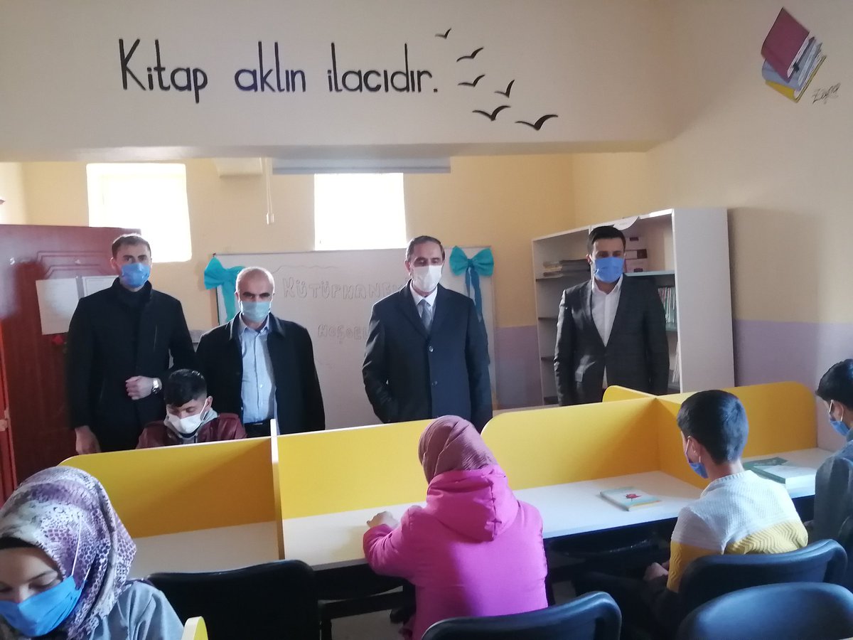 Bugdayli25's tweet photo. Kütüphanesiz okul kalmasın projesi kapsamında okulumuzda yapımı tamamlanan kütüphanemizin açılışına İlçe Milli Eğitim Müdürümüz Sn.Latif BAĞAÇLI ve Şube Müdürlerimiz Sn.Musa AĞDAĞ ile Sn Ömer GÜNEY teşrif ettiler.
@skaygusuz
@Erzurum_Mem 
@latifbagacli
@koprukoymem
@omer25guney https://t.co/nhLnIOoGHv