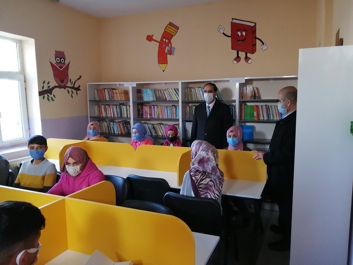 Bugdayli25's tweet photo. Kütüphanesiz okul kalmasın projesi kapsamında okulumuzda yapımı tamamlanan kütüphanemizin açılışına İlçe Milli Eğitim Müdürümüz Sn.Latif BAĞAÇLI ve Şube Müdürlerimiz Sn.Musa AĞDAĞ ile Sn Ömer GÜNEY teşrif ettiler.
@skaygusuz
@Erzurum_Mem 
@latifbagacli
@koprukoymem
@omer25guney https://t.co/nhLnIOoGHv
