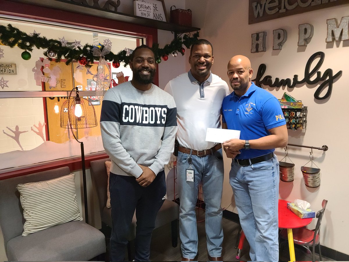 HPPMCOUNSELORS's tweet photo. Many thanks to the men of The Masonic Lodge for their continued support of our HPPM famlies. Happy Holidays.
#risdpoweroflove
#HPPMPRIDE https://t.co/TVSUafHSPx
