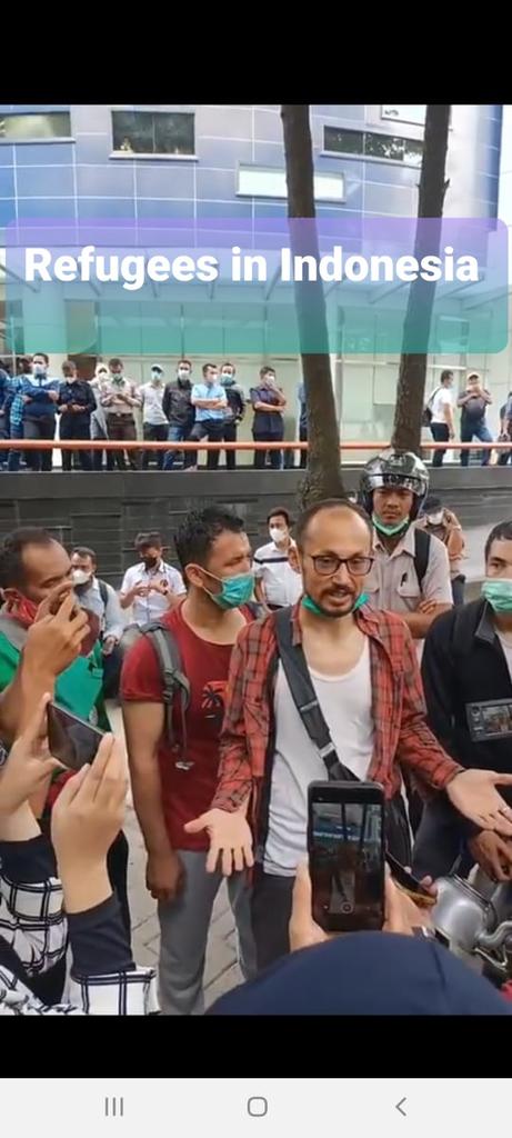 hassanihazara7's tweet photo. این تصویر بی ماند برای تاریخ ،
با لباس های که توسط پولیس تیکه پارچه شده ؛
همچنان درد رنج مردم خود را در جلوی رسانه ها فریاد میزند🙏
#EndTo10YearsInLimboIn https://t.co/A1Ba4G5HN0