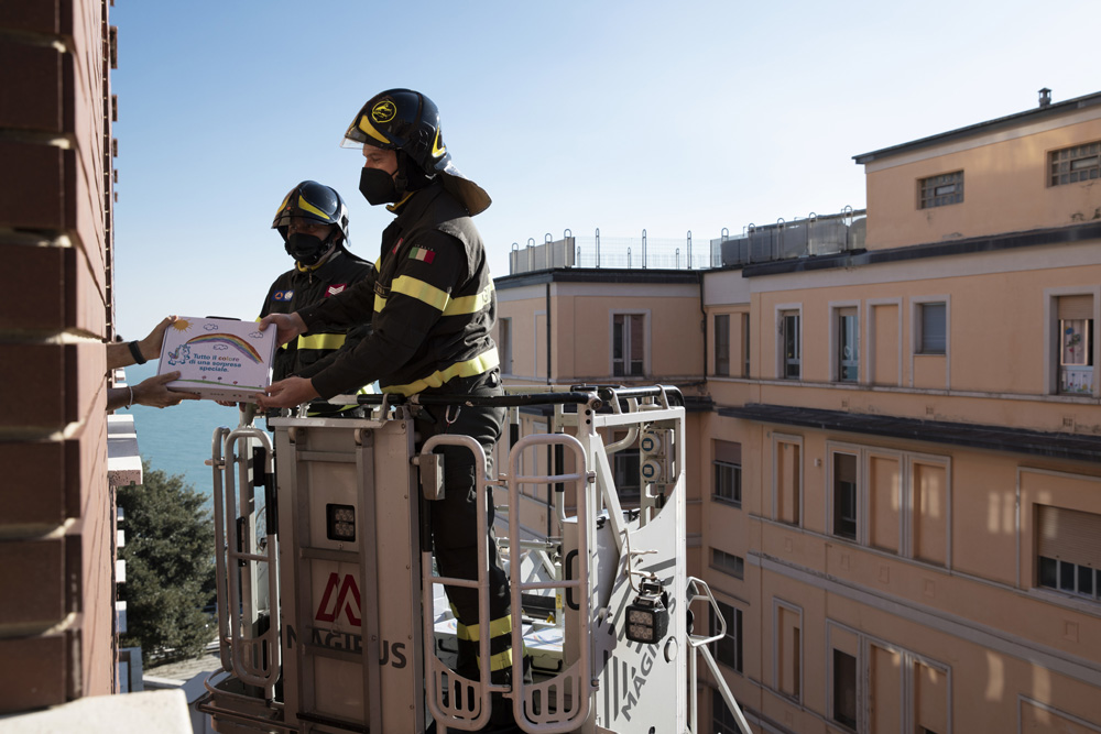 UNICEF_Italia's tweet image. Consegnate ieri nell'Ospedale pediatrico Salesi #Ancona (con l'acrobatico aiuto dei nostri Ambasciatori @emergenzavvf 🙏) le prime delle 2.000 gift box by Clementoni* del progetto UNICEF "Regalo sospeso" ow.ly/zb7j50Hbp0t

*design dello street artist Merioone #FishInvasion