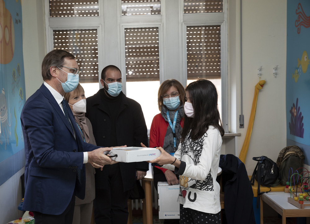 UNICEF_Italia's tweet image. Consegnate ieri nell'Ospedale pediatrico Salesi #Ancona (con l'acrobatico aiuto dei nostri Ambasciatori @emergenzavvf 🙏) le prime delle 2.000 gift box by Clementoni* del progetto UNICEF "Regalo sospeso" ow.ly/zb7j50Hbp0t

*design dello street artist Merioone #FishInvasion