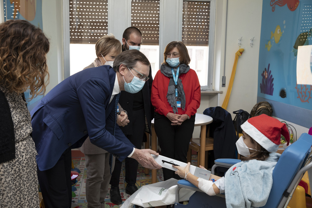 UNICEF_Italia's tweet image. Consegnate ieri nell'Ospedale pediatrico Salesi #Ancona (con l'acrobatico aiuto dei nostri Ambasciatori @emergenzavvf 🙏) le prime delle 2.000 gift box by Clementoni* del progetto UNICEF "Regalo sospeso" ow.ly/zb7j50Hbp0t

*design dello street artist Merioone #FishInvasion