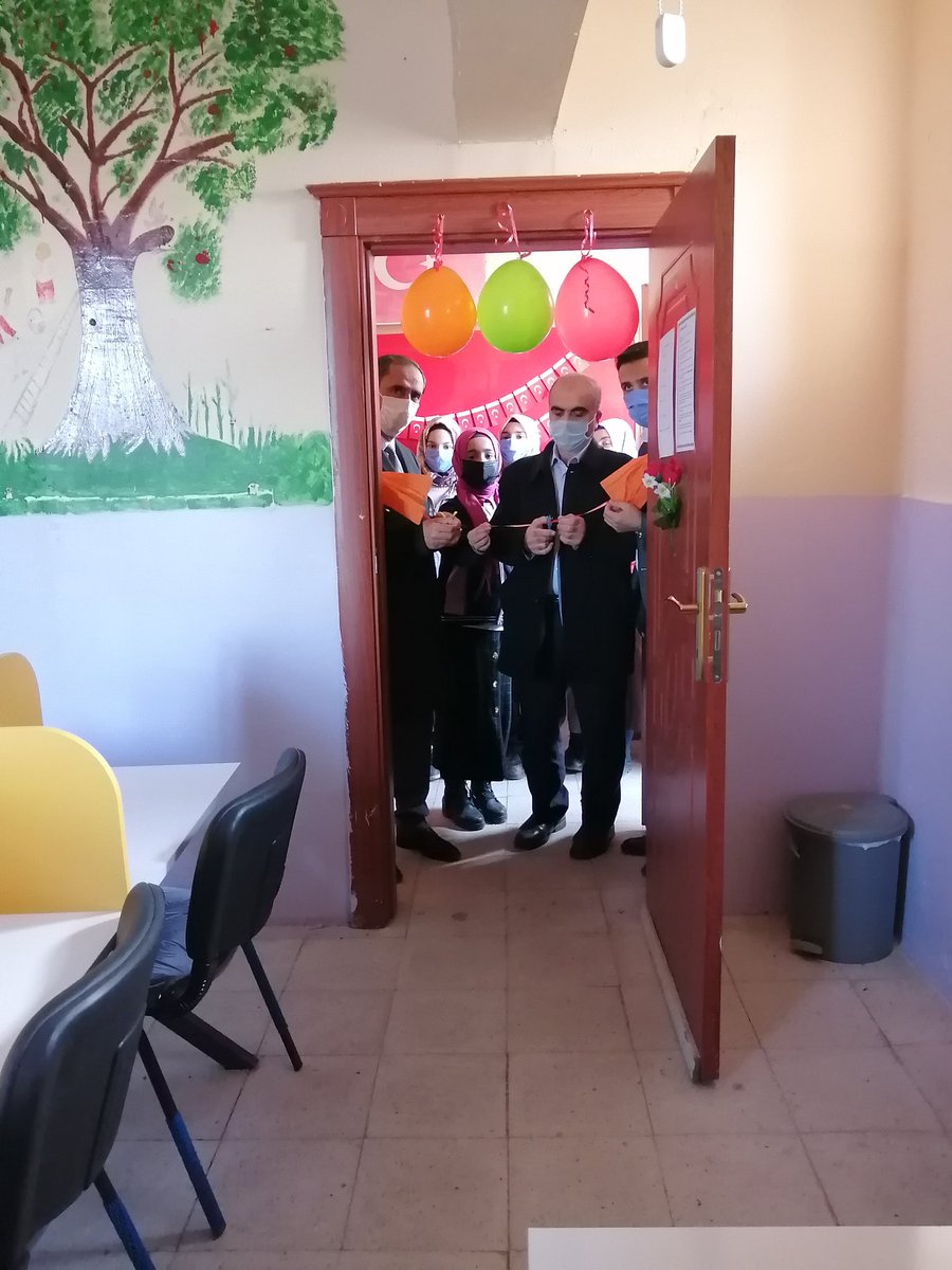Bugdayli25's tweet photo. Kütüphanesiz okul kalmasın projesi kapsamında okulumuzda yapımı tamamlanan kütüphanemizin açılışına İlçe Milli Eğitim Müdürümüz Sn.Latif BAĞAÇLI ve Şube Müdürlerimiz Sn.Musa AĞDAĞ ile Sn Ömer GÜNEY teşrif ettiler.
@skaygusuz
@Erzurum_Mem 
@latifbagacli
@koprukoymem
@omer25guney https://t.co/nhLnIOoGHv
