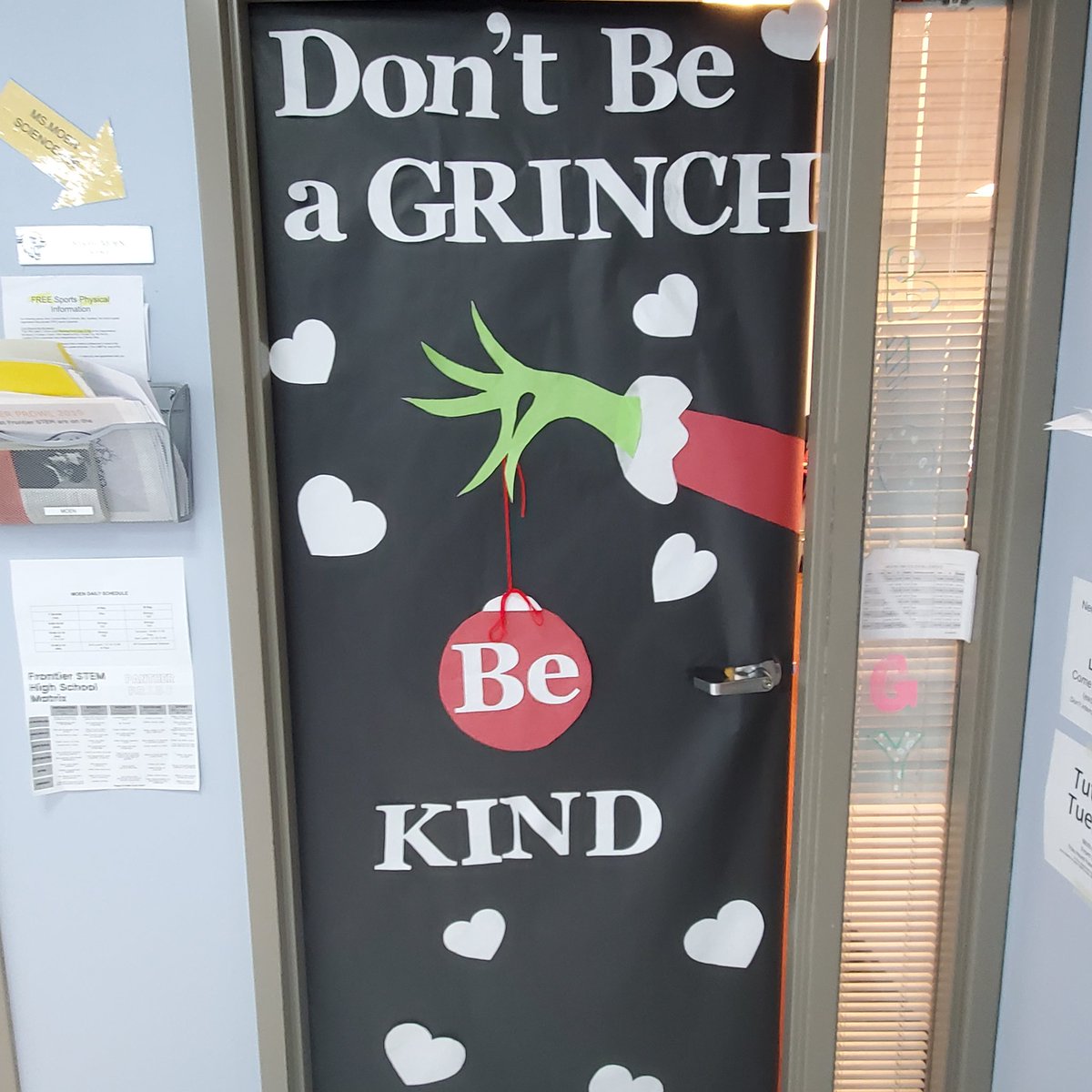 MsMoensBubble's tweet photo. Classroom Holiday Door turned out pretty good!
Great job Home Room!
@FrontierStem @FrontierSchools 
#panthers #doordecorations #HappyHolidays #science #biology #teacherlife https://t.co/9nF2XcM2Ca