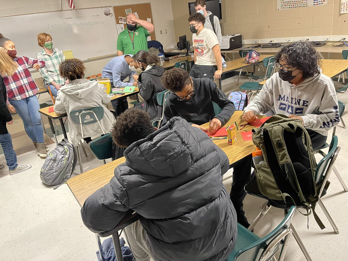 KrhsBSA's tweet photo. BSA making holiday cards for victims of sex trafficking #kettlerun #kettlerunbsa #krhsbsa #BSA #BlackStudentAlliance https://t.co/dw8ZMlGiPR