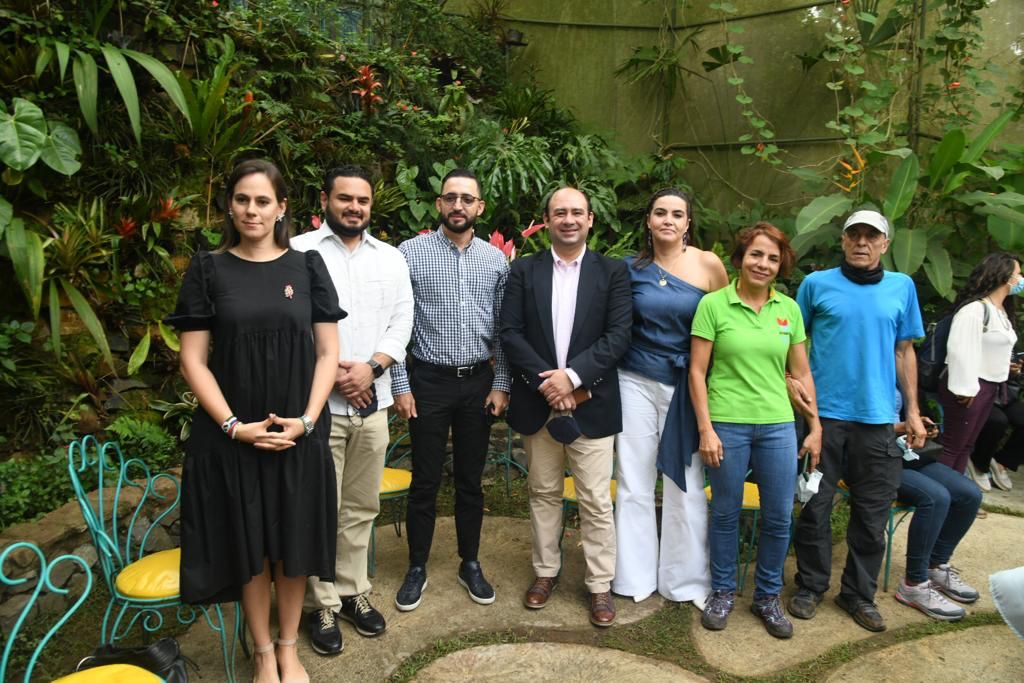 MincienciasCo's tweet photo. #AEstaHora | El director, @nacalderon, hace entrega del reconocimiento como centro de ciencia, a la Fundación Zoocriadero de Mariposas #Andoke de #ValleDelCauca, cuya actividad es la apropiación social de conocimiento, mediante gestión, intercambio y divulgación de CTeI. https://t.co/A2gVKFEYYI