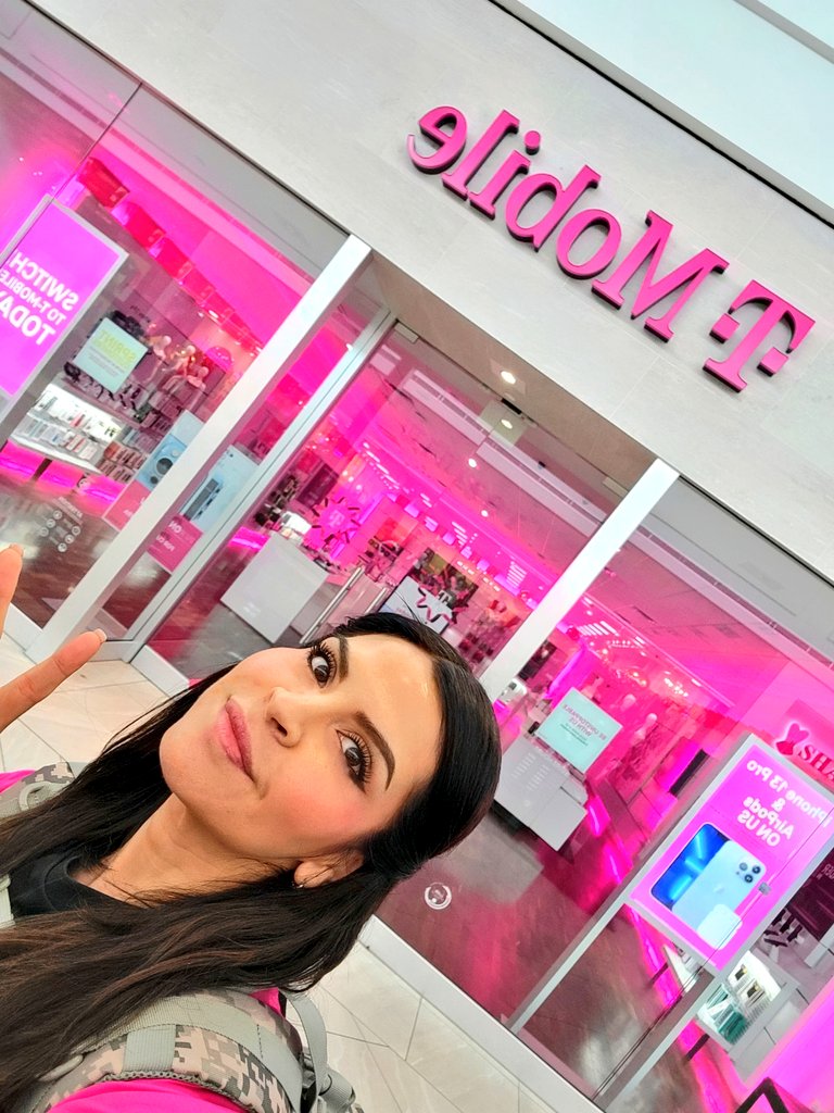 evamcgoldrick's tweet photo. #lovemyjob Magenta Spirit at SIMON LA PLAZA MALL #Laplazamall #Simon #TXDNA https://t.co/rGXwScuLM8