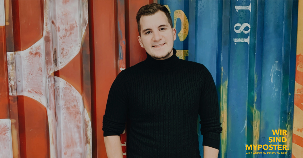 myposterde's tweet photo. Wir werden mehr! Weil wir weiterhin richtig viele smarte, neue Leute suchen, haben wir auch bei uns im #Recruiting tollen, neuen Support bekommen - Chris verstärkt seit 2 Wochen als Recruiter unser Team und wir sind sau froh, ihn an Bord zu haben! Welcome bei #myposter, Chris! https://t.co/k1QJeMBX1h