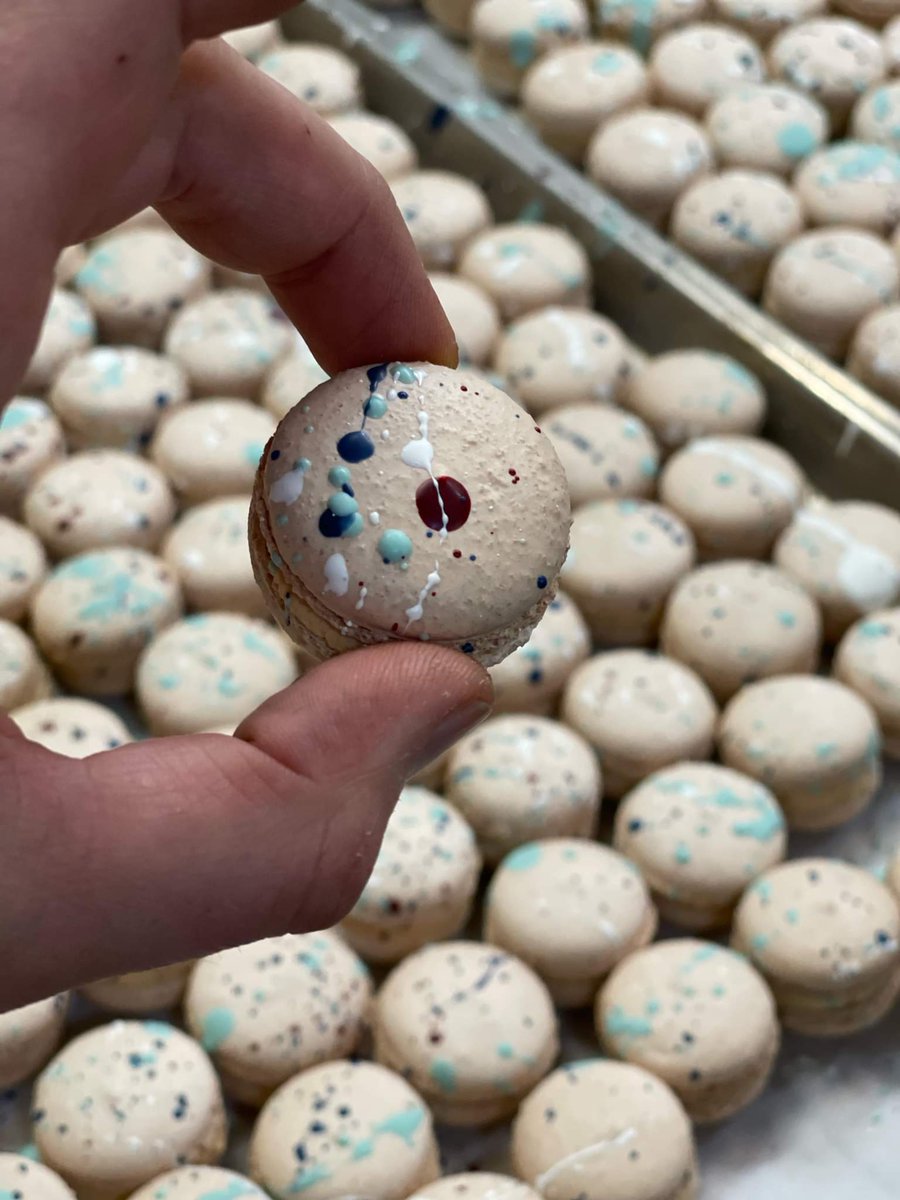 It's our favourite time of the year! And thank you <a href="/delyseestoronto/">delysees</a> for creating such beautiful, tasty treats! 😍

#holidays #holidayseason #macarons #torontoeats #torontofood #treats #happyholidays