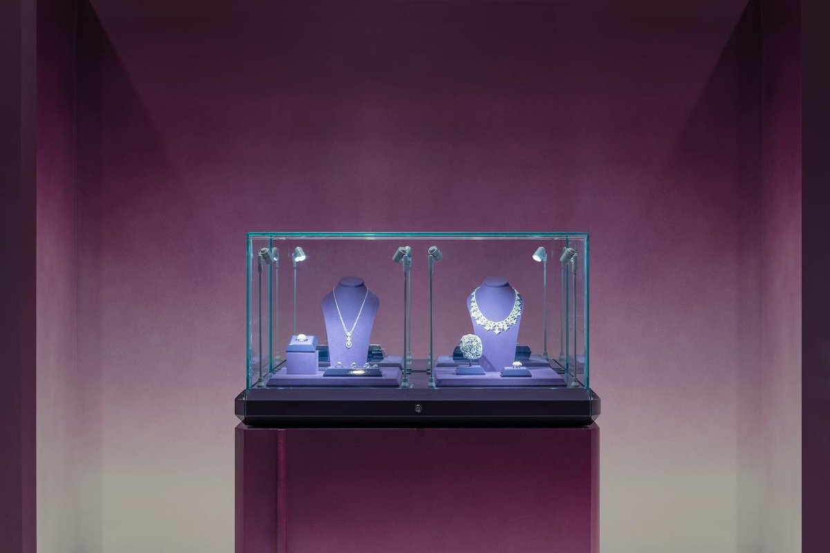 TJDCGroup's tweet photo. A beautiful store deserves beautiful display. #tjdccustomerfocus 

@AspreyLondon has opened it's new flagship which dazzles the eye with an array of colour! The jewellery room is dressed in Asprey's symbolic purple exhibiting the finest jewellery collections. 💜

#retailnews https://t.co/u8F5TnRQRc