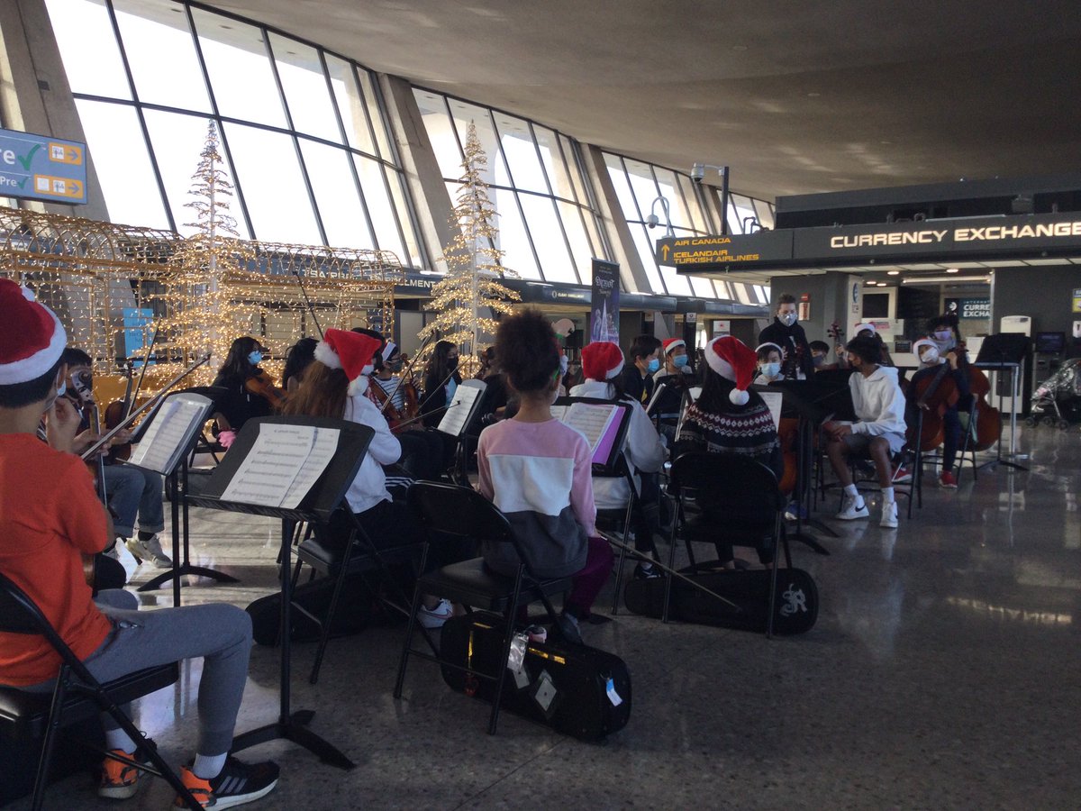 IAD_Ambassadors's tweet photo. LT Just a few more minutes til it gets #festive @Dulles_Airport near @united. They’re tuning now… https://t.co/oPiDzNhDRq