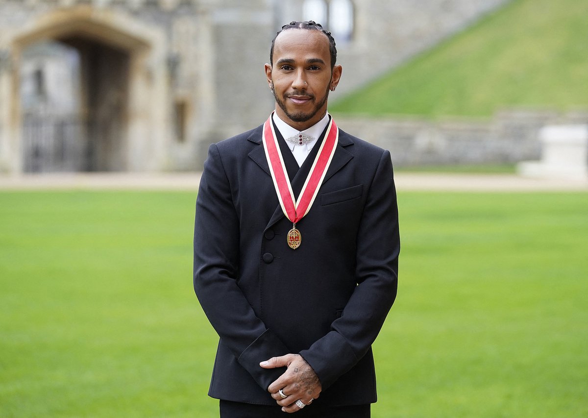 lancenet's tweet photo. Prazer, SIR Hamilton! O octa não veio, mas Lewis Hamilton recebeu a mais alta honraria da coroa britânica e foi condecorado cavaleiro pelo Príncipe Charles. Que moral! 🗣️🏁👑
.
📸: AFP
#sirhamilton #sir #hamilton #lewishamilton #f1 #formula1 https://t.co/PEJaYgn2c5