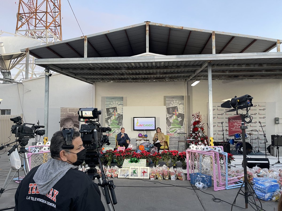 PaulinaOcanaE's tweet photo. ¡Hoy tenemos el famoso navidando de @TMXDigital!

Estaremos saludando en vivo a todas y todos nuestros amigos que vengan. Aquí andaremos hasta las 3 pm recibiendo: 

- Alimentos no perecederos
- Juguetes
- Dulces
- Piñatas
- Cobijas
- Pañales para adultos
- Productos de limpieza https://t.co/lFRhNPJ5V3
