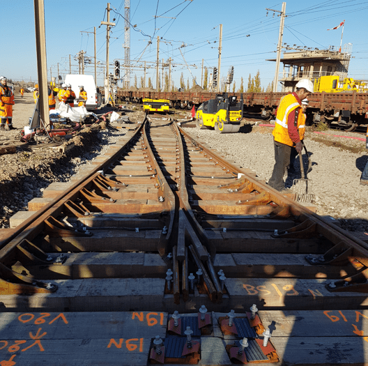 MProvence_13's tweet photo. 🚅 SNCF Réseau vient de signer le coup d’envoi du chantier de régénération de la gare de triage de Miramas. Non loin de là, sur la plateforme Clésud, les projets avancent à grands pas. ⤵️
#SNCF #SNCFReseau #Transport #Territoire #Clesud #Mobilite 
@SNCFReseau @TJacquinod @SNCF https://t.co/yee6YsMLtp