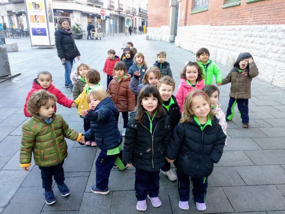 epiasabadell's tweet photo. EL TIÓ DE NADAL
Aquest matí els castellers i els gegants hem anat al teatre tot passejant. Allà hem pogut disfrutar de l'espectacle de titelles: EL TIÓ DE NADAL. Hem gaudit moltíssim de l'activitat i també hem conegut algunes cançons nadalenques.
#P3PIASABADELL
#VIVIMELNADAL https://t.co/cVM4hInlwd