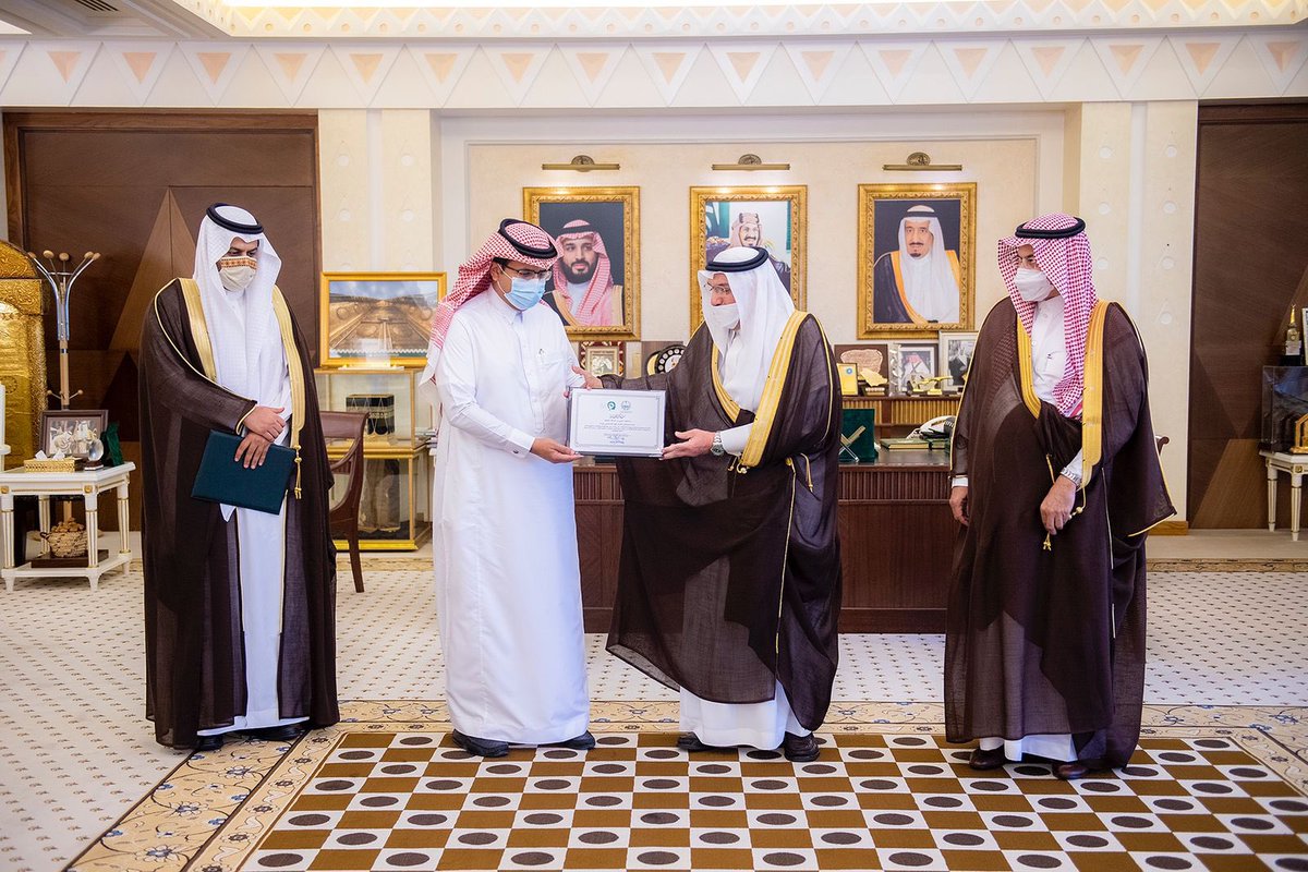 امتداداً لدعمه الدائم "حفظه الله"..
سعدت وتشرفت صباح اليوم بالإتصال الهاتفي الكريم من سمو #أمير_القصيم ، مقدماً شكره لكامل الجهود المثمرة والمبذولة من جميع منسوبي <a href="/KFSHBuraydah/">مستشفى الملك فهد التخصصي ببريدة K.F.S.H.B</a> وأثرها الكبير على المرضى والمراجعين.
شكراً أبطال #تخصصي_بريدة ومزيداً من التميز.
#تجمع_القصيم_الصحي