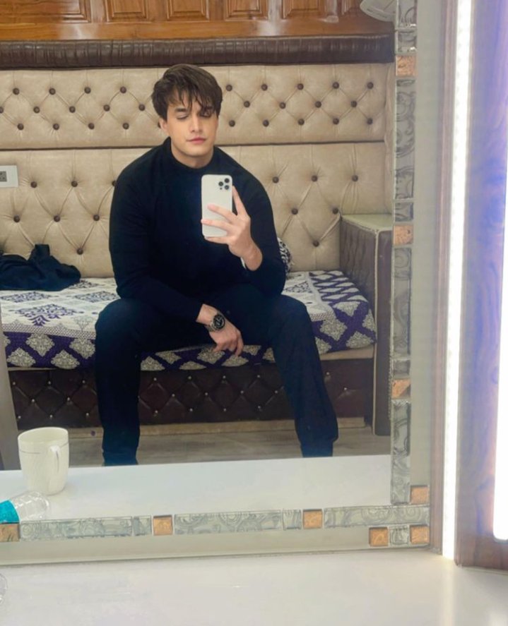 Black + messy hairs + mirror selfie + his aagish personality = deadly combo🖤💥😍

Most desira man for a reason❤💘

@momo_mohsin #MohsinKhan #MoMinions #100MostHandsomeMen2021