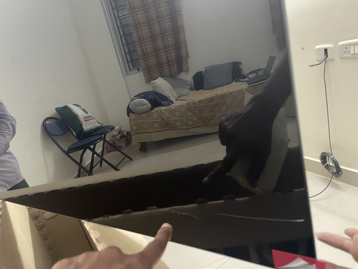 varunhtnak's tweet photo. @RelianceDigital @LGIndia bought oled G1 from reliance digital. LG install.. team observed the led is broken and requested me to get replacement. Your ASM at showroom asks for 2 days for replacement citing approvals. Why should customer be penalised for your internal approvals ? https://t.co/cIeIfyOp1L