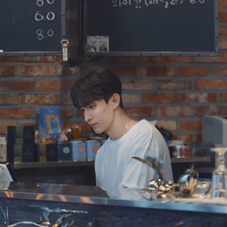 Inget banget dulu waktu pertama mutusin buat ke korea, bener-bener harus berjuang buat dapet duit sendiri while i was a trainee.

Part time di cafe ini dan sekarang balik ke sini lagi, ternyata banyak yang berubah hiks. time flies sih. But, i still love the atmosphere 💙