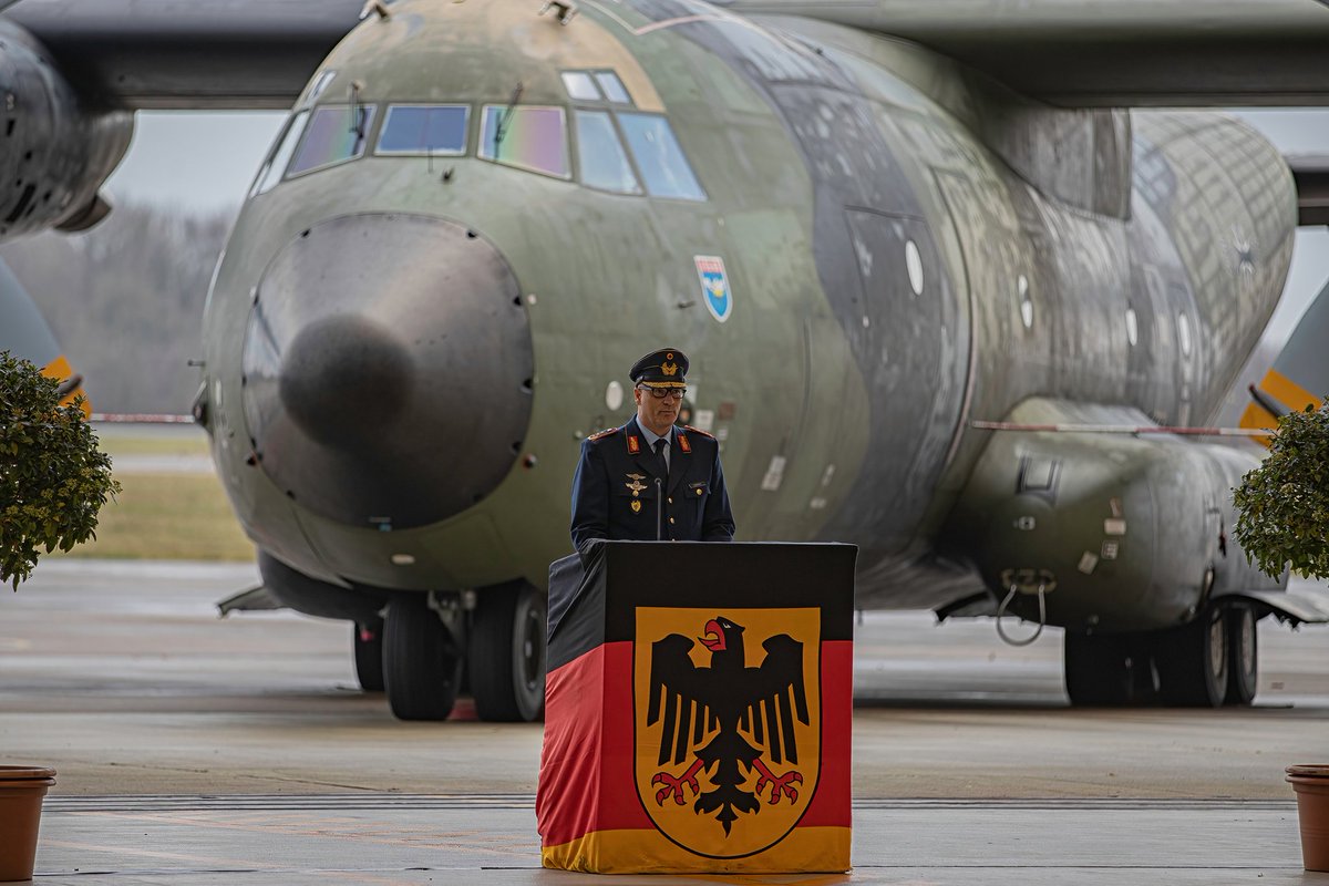 Team_Luftwaffe's tweet image. Emotionaler Abschied: Der Inspekteur der Luftwaffe, Generalleutnant Gerhartz, stellte das LTG63 heute außer Dienst. Die Ära der #Transall u den Menschen dahinter endet in Hohn. "Mit ihrem Einsatz waren Sie als "Engel der Lüfte" weltweit der Hoffnungsschimmer für Menschen in Not".
