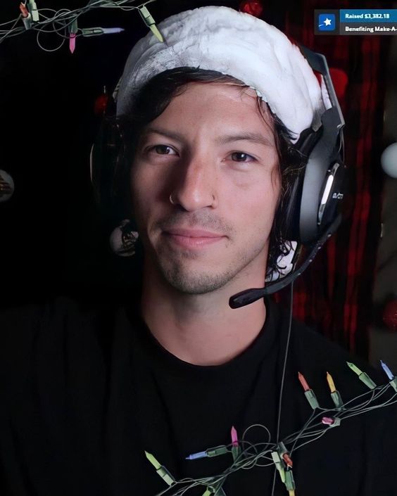 cryingforjosh's tweet image. josh versión navidad es algo que me pone muy soft