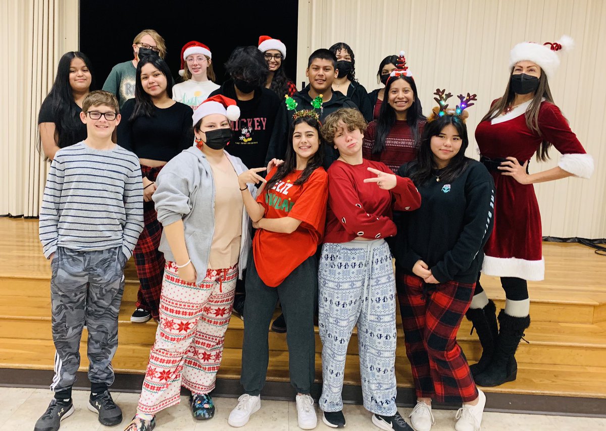 1HaleyMartinez's tweet photo. Mrs. Gigi and her Spanish IV class visited with the 5th grade dual TES students to sing songs and to share about the middle school dual classes. They did a great job! @GigiGGonzalez @TimberlineNews @CTMSWolfWay @SraLioy https://t.co/eXDwoqjpl6