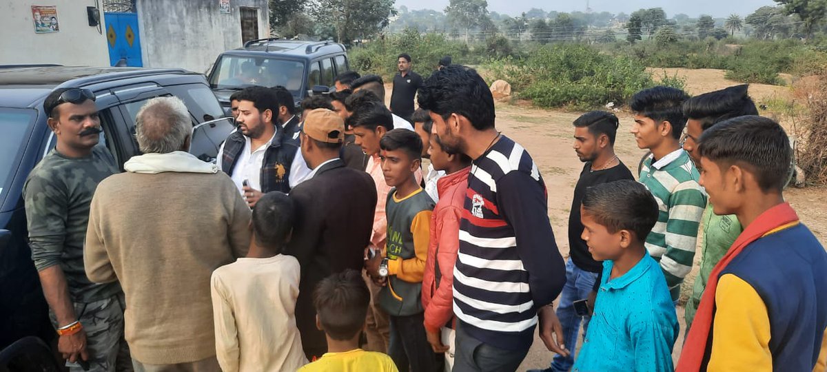 VeeruBhaiya4bjp's tweet photo. * ग्राम बरुआपुरा में आयोजित भण्डारे में प्रसाद ग्रहण किया व बड़े बुजुर्गों से मुलाकात कर उनका हालचाल जाना
* बबीना में भाई अरविंद यादव जी के जन्मदिन में शामिल हुए
* जे. एस ग्रांड एव रिसोर्ट के कार्यक्रम में शामिल हुए
* महावीरन नगरा में गन्धर्व यादव (लकारा) जी के गृह प्रवेश में 1/2 https://t.co/XdUTBnbwA0