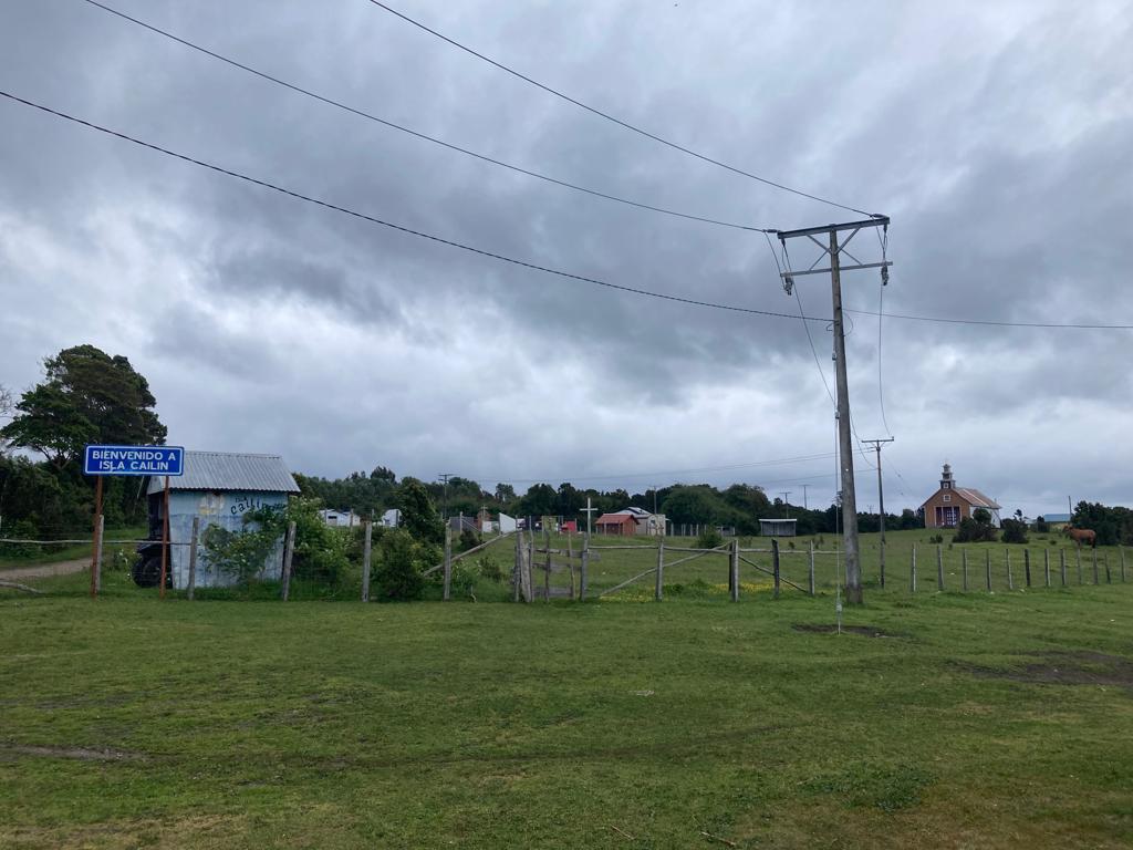 AndesVolt's tweet photo. Andesvolt instalando en islas de Chiloé tecnología de almacenamiento en baterías de Litio para optimizar centrales de generación, energía limpia y hecho en Chile.
#EnergyFuture #renovables  #Valdiviacl https://t.co/rd2s7fwkHw