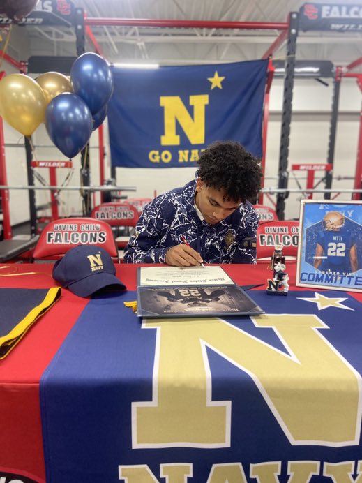 Lorenzocarlov's tweet photo. It’s official 🖊⚓️🔒🏈#2et2ail #gonavybeatarmy @NAVYCoachKen @coachvaa @GreenRB21 @CoachConiglio51 @NavyFB @navybirddog https://t.co/ICh8ywsBNs
