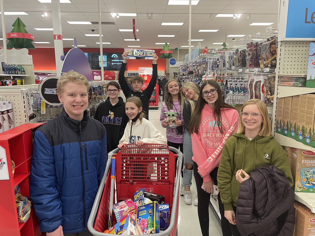 rosemount_ms's tweet photo. Mr. Kunze’s 8th grade advisory spent time last evening shopping for Toys for Tots. @ISD196schools #RMSIrishWay #MakeItMatter https://t.co/Pnma5wu0US