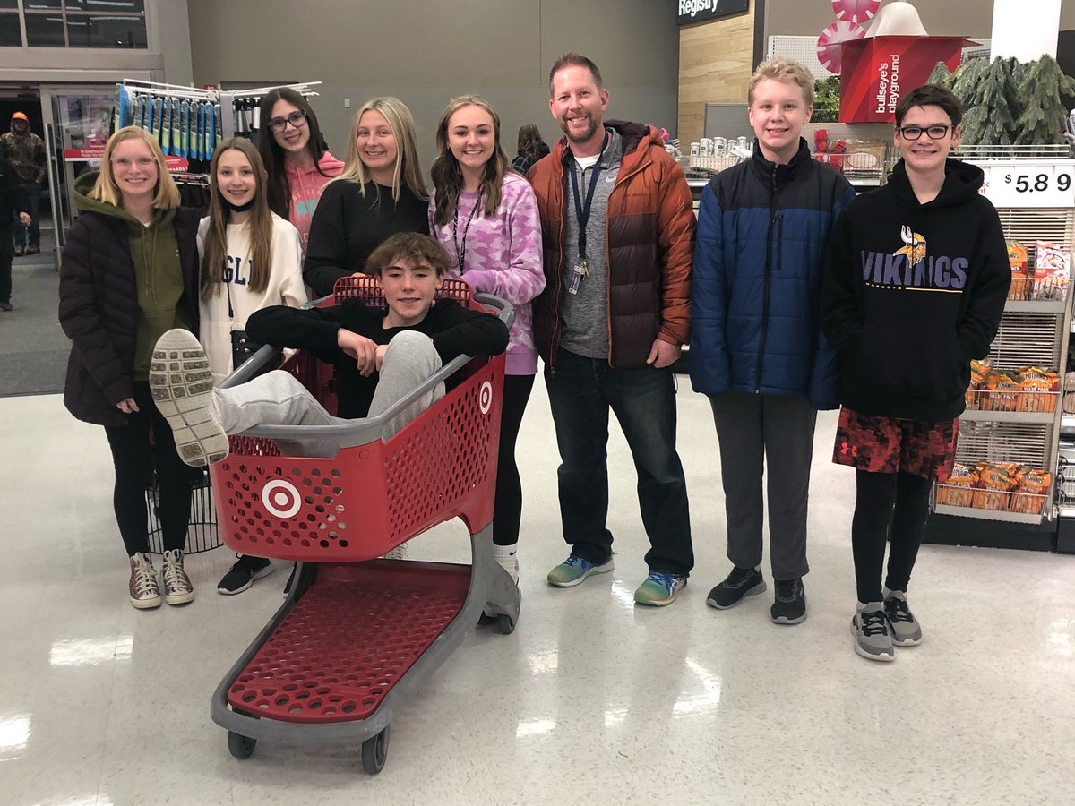 rosemount_ms's tweet photo. Mr. Kunze’s 8th grade advisory spent time last evening shopping for Toys for Tots. @ISD196schools #RMSIrishWay #MakeItMatter https://t.co/Pnma5wu0US