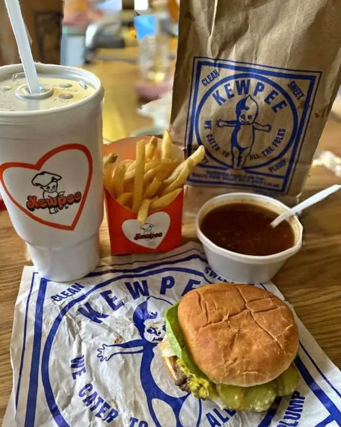 VisitLimaOhio's tweet photo. When you’re out getting that holiday shopping done is there really anything better than grabbing Kewpee Hamburgers for dinner on your way home? 🍔
#kewpee  #kewpeehamburgers  #visitgreaterlima #lovelima #limaohio #eatinlima https://t.co/nz38YBG6Ls