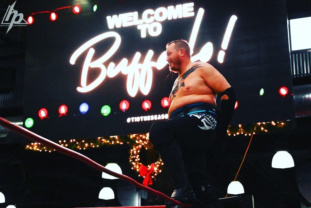 RickeyShanePage's tweet photo. Cleveland and Buffalo are very similar places. Mid-West folk just get it. Probably why I get along with Buffalonians so well.
Welcome to Buffalo!
#TIDtheSeason #ETID #rSp #Buffalo
📷 @HrycychPhoto https://t.co/DdFxhp5vr4