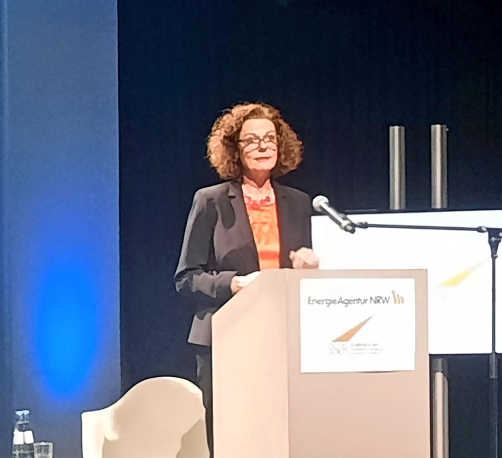 Jen_Friedrich's tweet photo. Energieeffizienz richtig steigern:
Zuerst den Energiebedarf reduzieren, dann erst Energie rationell umwandeln und sich lokal vernetzen, um den Energiebedarf möglichst dezentral zu decken, so Prof. Isabel Kuperjans/#fhaachen https://t.co/rHgVDUyxeu
