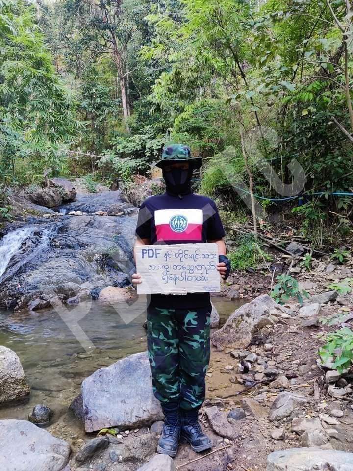 than_thanzaw's tweet photo. ရခိုင်ပြည်နယ်နေ့ကို PDF တပ်သားများက အသိအမှတ်ပြု ဦးညွတ်ကြပြီး ရခိုင်တပ်မတော် AA သည်လည်း တော်လှန်ရေးတွင် ပါဝင်ပေးကြရန် တောင်းဆိုခဲ့ကြသည်။
ဒီဇင်ဘာ ၁၅၊ ၂၀၂၁။
Photo credit People's Defense Force - TC တပ်ခွဲရုံး https://t.co/6UEmhUjXYs