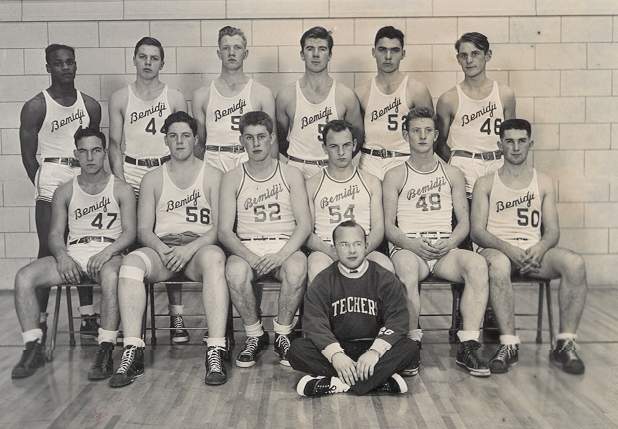 BSUBeaversMBB's tweet photo. Life in double digits: 1940s

BSU’s squads in '40-41 (📸:1) and '41-42 (📸:2) opened the 40s with back-to-back 17-win seasons and won its first games ever at the NAIB Tourn

BSU ended with just one season under 10 wins in ’43-44 (shortened due to WWII)

#100YearsofBeaverTerritory https://t.co/lyKCUpFJd9