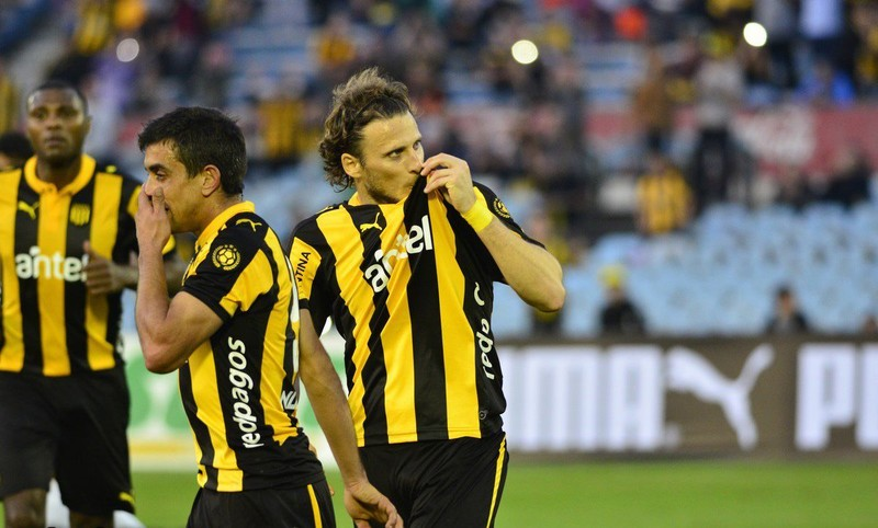 TorresErwerle's tweet photo. "Yo sólo beso los escudos de Uruguay y Peñarol porque ahí me crié y soy hincha. A mi me enseñaron a respetar los símbolos, a no ser falso y a no vender humo".

🗣️ Diego Forlán 🇺🇾, luego de que lo criticaran por no pesar el escudo del Atlético Madrid. https://t.co/M2fh5Uv6i5