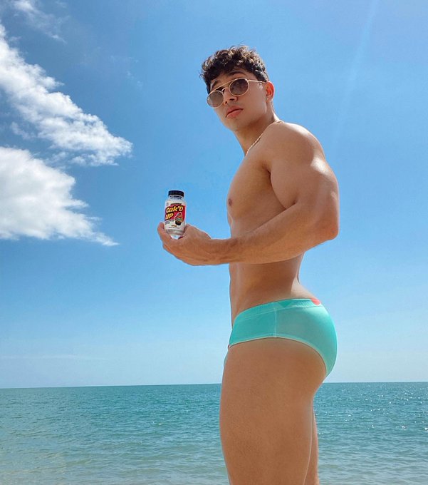 Deja que el sol toque tu piel ✨ 🥵 cada vez mi 🍑 est&aacute; m&aacute;s redondo y grande 🍒 gracias a  @wecakdup para