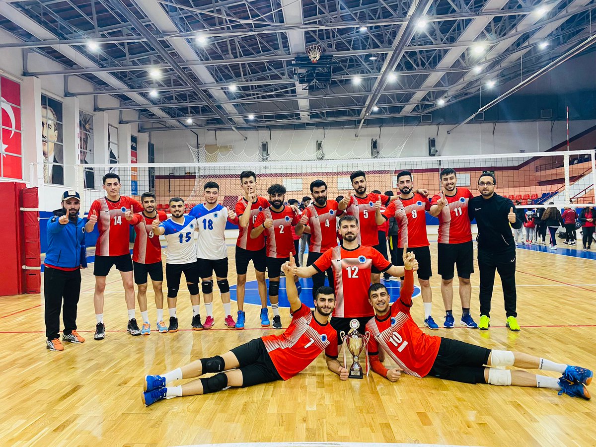 BatmanVoleybol's tweet photo. 💪 Şampiyon Bey Diyeceksiniz. 🏆
Biz inandık , başardık , şehrimize ve üniversitemize hayırlı olsun.
Şimdi sıra sizde !  @batmanvaliligi
@batmanuniv @idris_prof @KiracKoroglu46 @SksBatu @batmanpetrolsk_ @batmanburada @GSB_Batman  @72yarasalar 
@murat8bilgic 
#Şampiyonbatmanuni https://t.co/TtGjrIRAAK