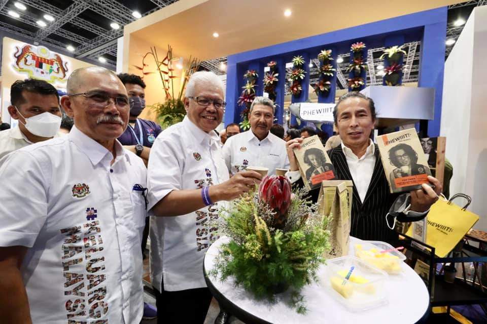 AngahTS87's tweet photo. @Khairykj sebelum tindakan dikenakan pada rakyat bawahan apa kata uji kaji dlu kat menteri yang degil untuk patuhi S.O.P si @dhzhamzah ...
Kau nak kompaun kat rakyat sampai 100 k baik kau hukum bunuh je rakyat ..sdngkan rakyat pun tercunggap² nak hidup inikan plak nk bayar saman https://t.co/0aIuFQznEw