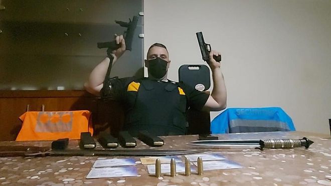 AsocGuardies's tweet photo. *El pistoler de Riudoms i els guàrdies municipals.*
(Obro fil 1/5)

Mentre @mossos activava els seus recursos i amb el G.E.I neutralitzaven, de forma brillant, el pistoler de Riudoms, els Guàrdies Municipals @ajriudoms gestionaven la incertesa. https://t.co/iHs0G27oLW