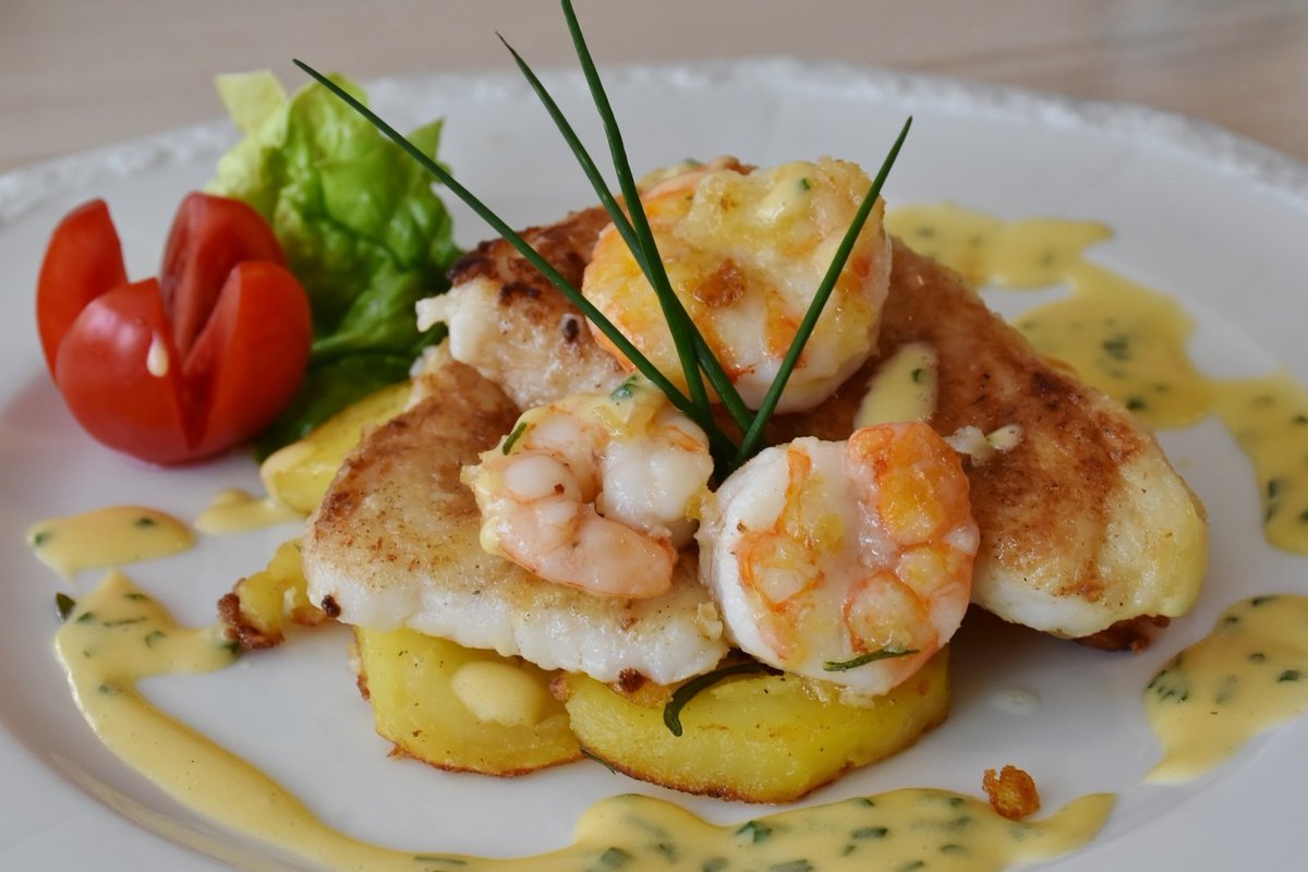lenguadoSolee's tweet photo. 🎄¿No crees que ya es hora de ir buscando inspiración para las fiestas? ➡ Este lenguado sobre cama de patatas y coronado con gambas es ideal para Nochebuena, ¿no te parece? Aquí el paso a paso 👉 https://t.co/14lHF1OgxC https://t.co/KDKnSP0J9q