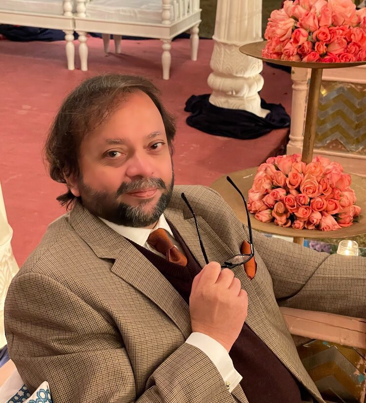 ImranARaja1's tweet photo. یہ ڈاکٹر ہے ۔ آج کل پاکستان آیا ہوا ہے۔ اب یہاں سے مزید مریض گھیر کر لے جائے گا لندن کسی اچھے ڈاکٹر کو دکھانے کے لیے ۔۔ اپنی دوائی بھی حکیم سے لیتا ہے۔ https://t.co/AX3whknZzd