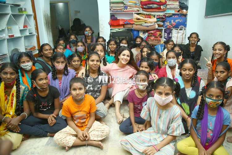 Photos :  #Lavayna celebrates her bday at a government ladies hostel 

gallery.123telugu.com/content/slides…

#LavanyaTripathi #HappyBirthdayLavanyaTripathi  #HBDLavanyaTripathi #123telugu
