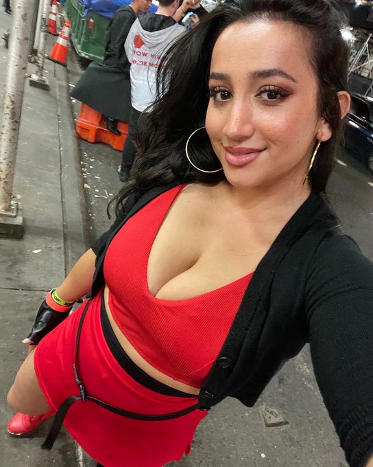 Happy hump day. Wishing I could be partying in New York with a bunch of cosplayers right now. Do you