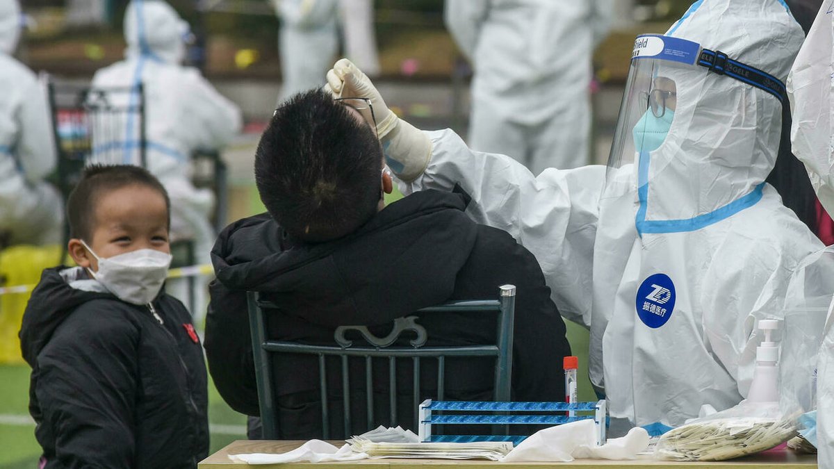 RFI's tweet photo. Omicron: Sinovac et Pfizer ne seraient pas assez protecteurs, selon une étude https://t.co/VnqfdaNrgA https://t.co/e6YzUrTGZB