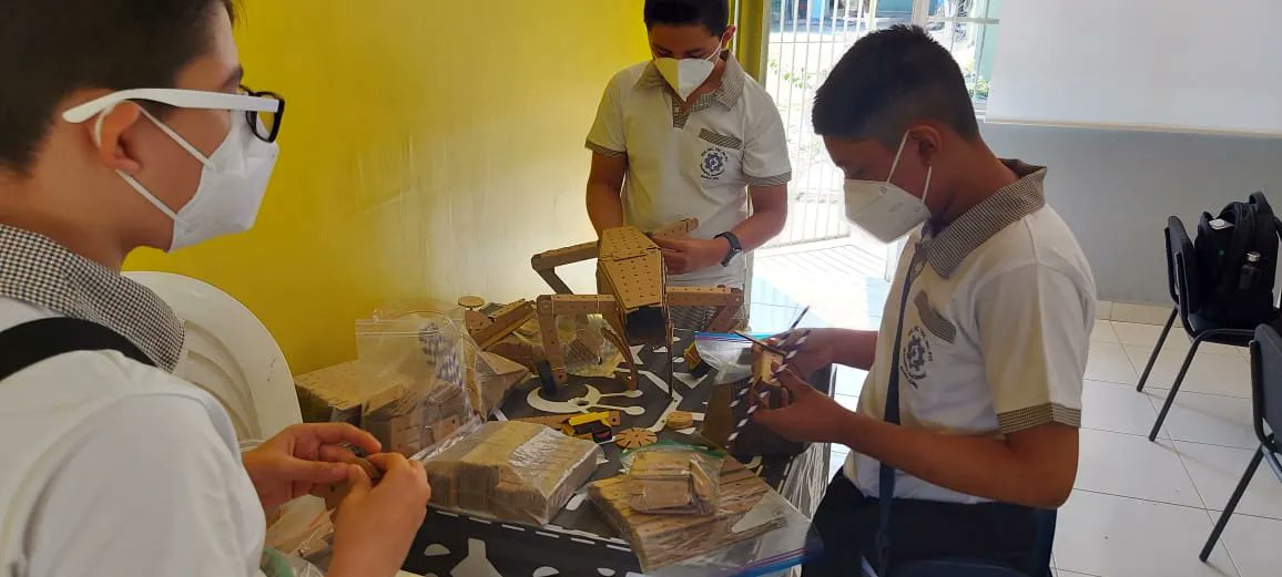 650 alumnos + 10 escuelas en México + 16 #docentesextraordinarios + Piezas de KitCo = Alumnos innovando!

Con Kitco y el apoyo docente, estos alumnos diseñarán proyectos educativos propios que buscan resolver problemas de su entorno.

#PionerosKitco #innovacion #STEMeducation