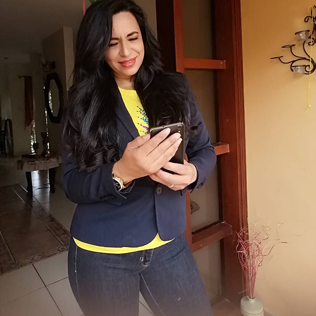 keniatorresf's tweet photo. Hola..👐
Les de deseo un #Felízmiércoles
Aquí revisando mi consumo del mes porque toca enviar algunas notas y no puedo correr riesgos de quedarme si Internet, pero gracias a mi #TigoApp pude hacer rápido mi pago, sin salir de casa 😊
Por eso siempre estoy #Contigo.
@TigoHn https://t.co/WKIp32yQP4