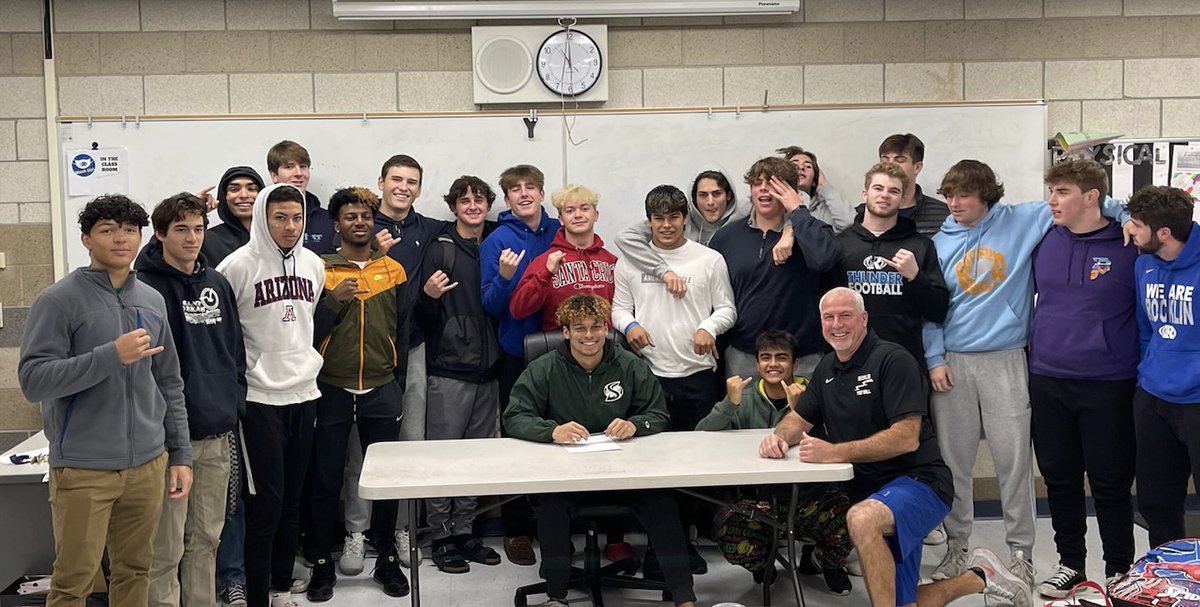RocklinFootball's tweet photo. Congratulations @eliasmullican1 #StingersUp https://t.co/XEE6fqQ4AF